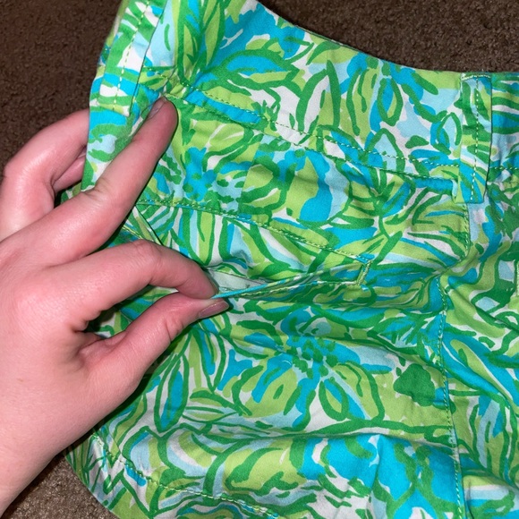 Size 6 Lilly Pulitzer Walsh Short - Picture 3 of 3